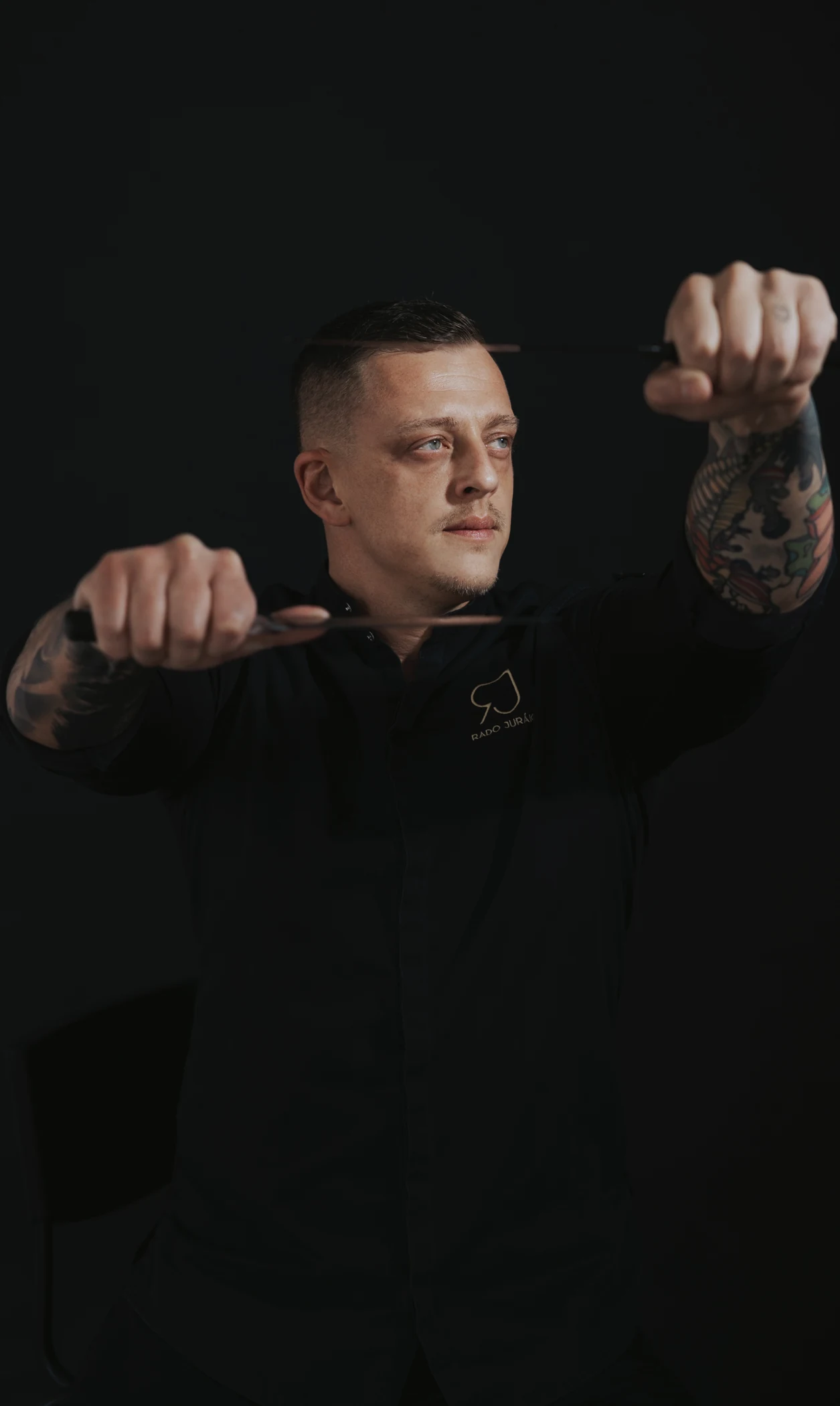 Rado Jurák s kuchárskym nožom a ocieľkou